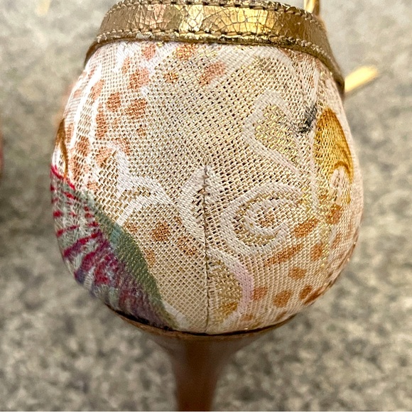 ALDO BARELY WORN SIZE 38 GOLD ACCENT PUMPS - Picture 5 of 8